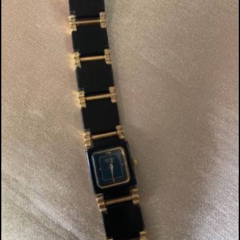 5 1/2” Vintage unique Woman’s elegant watch small 1984 Seiko bracelet/watch - Picture 2 of 2